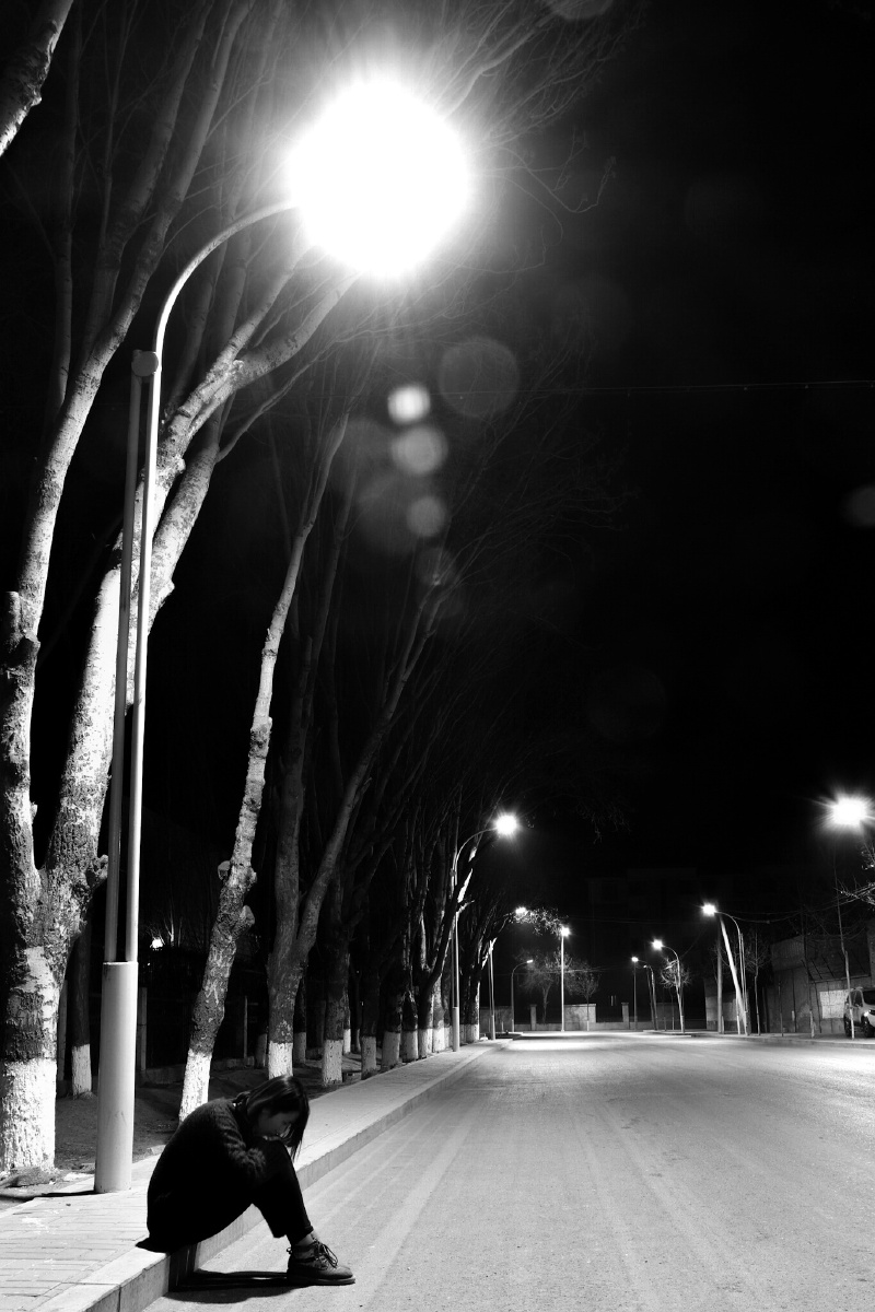 《路灯下》