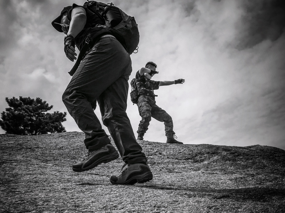 拍摄于蒙山光腚崖,当队友爬上崖顶,兴奋的做起了机器人战士的动作!