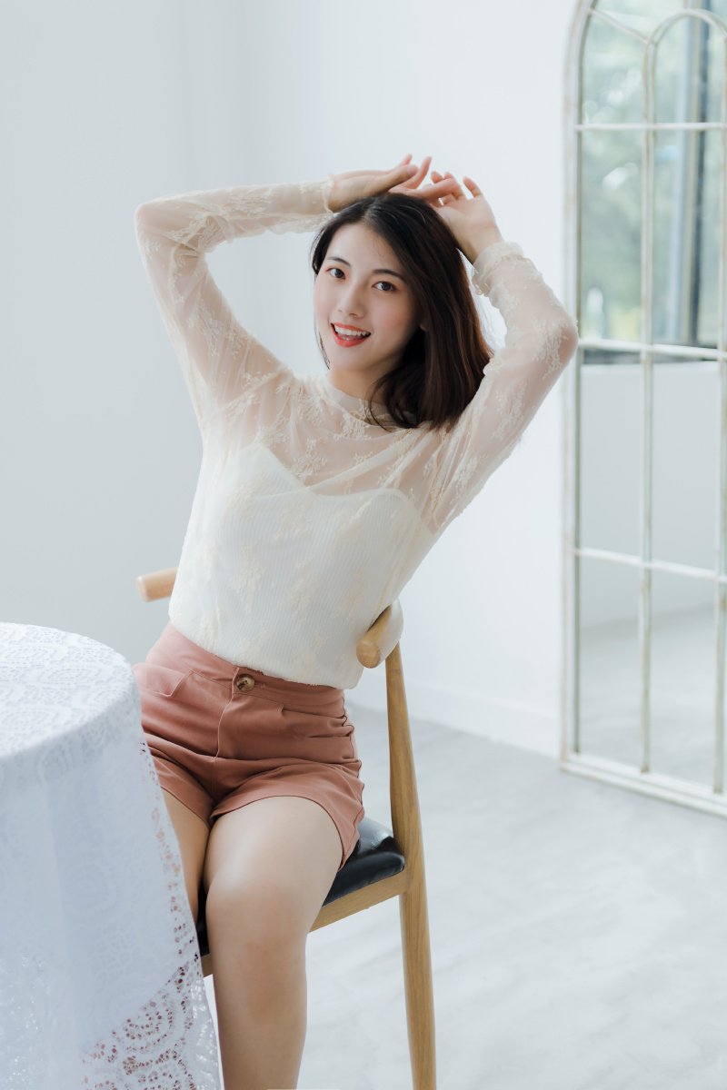 的时尚在室内放松坐女孩优雅年轻人像抓拍色彩#漂亮女孩可爱魅力还