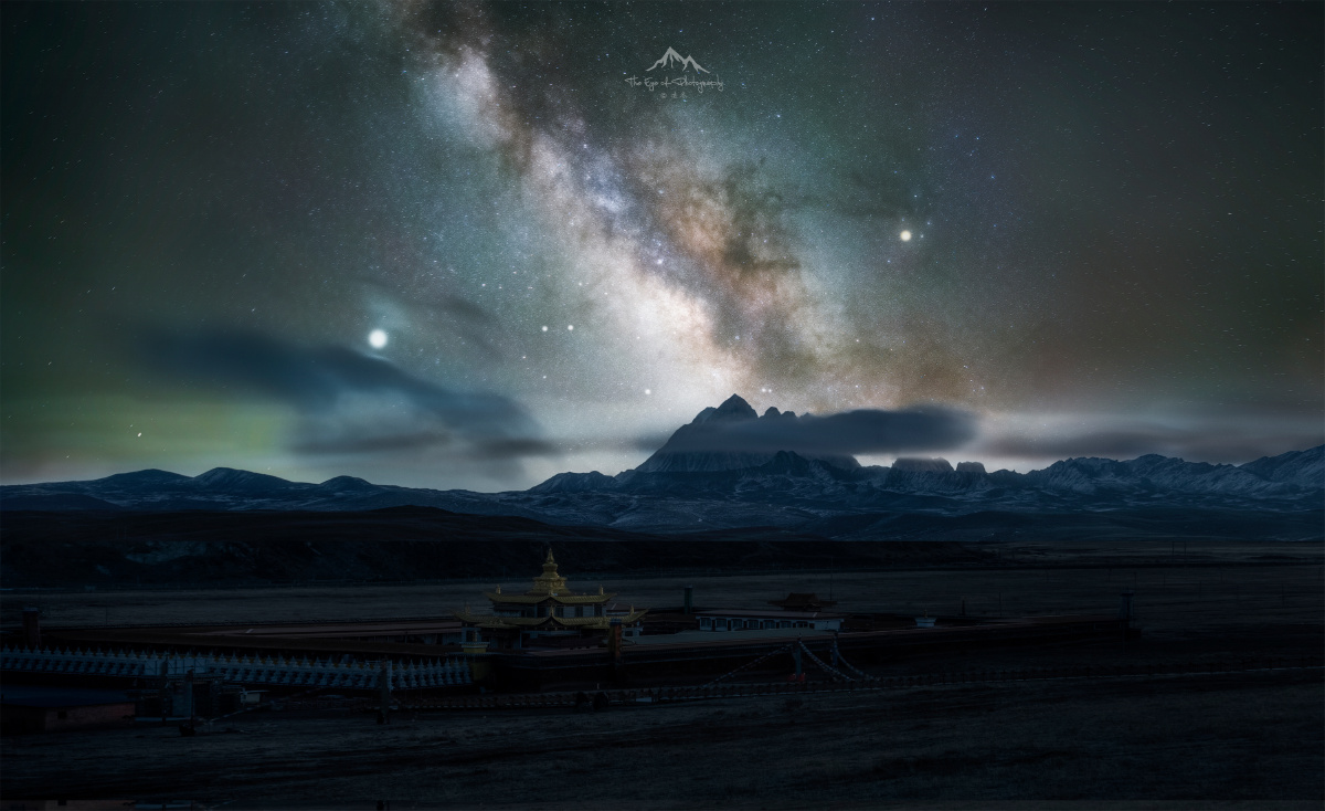 去塔公草原最遗憾的就是因为光污染没能拍成银河所以使用了后期的方式