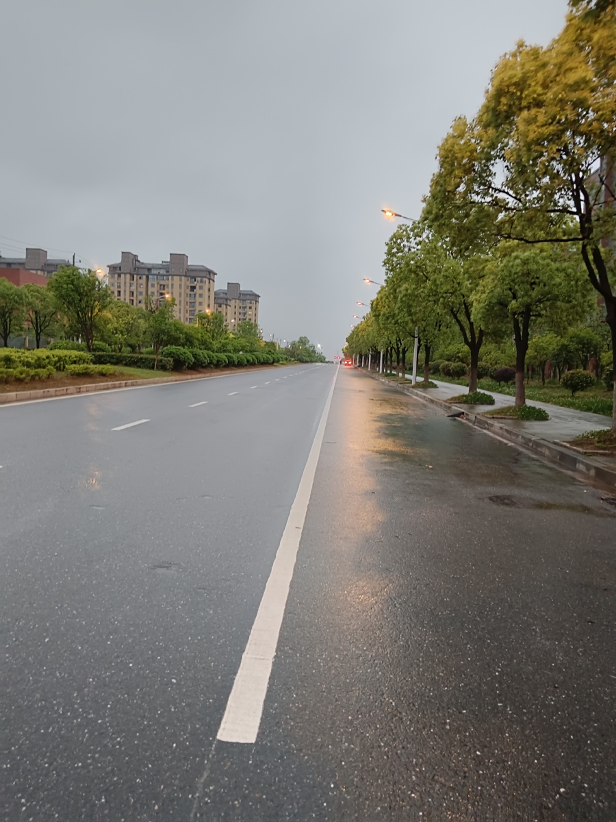 雨后的傍晚的马路