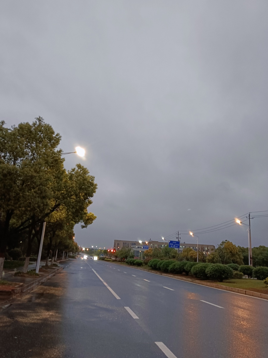 雨后的傍晚的马路 - 摄影师168085641734114 - 图虫