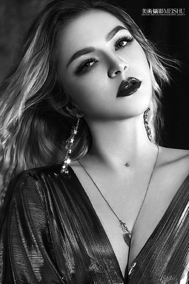 聚光下的外国妹子