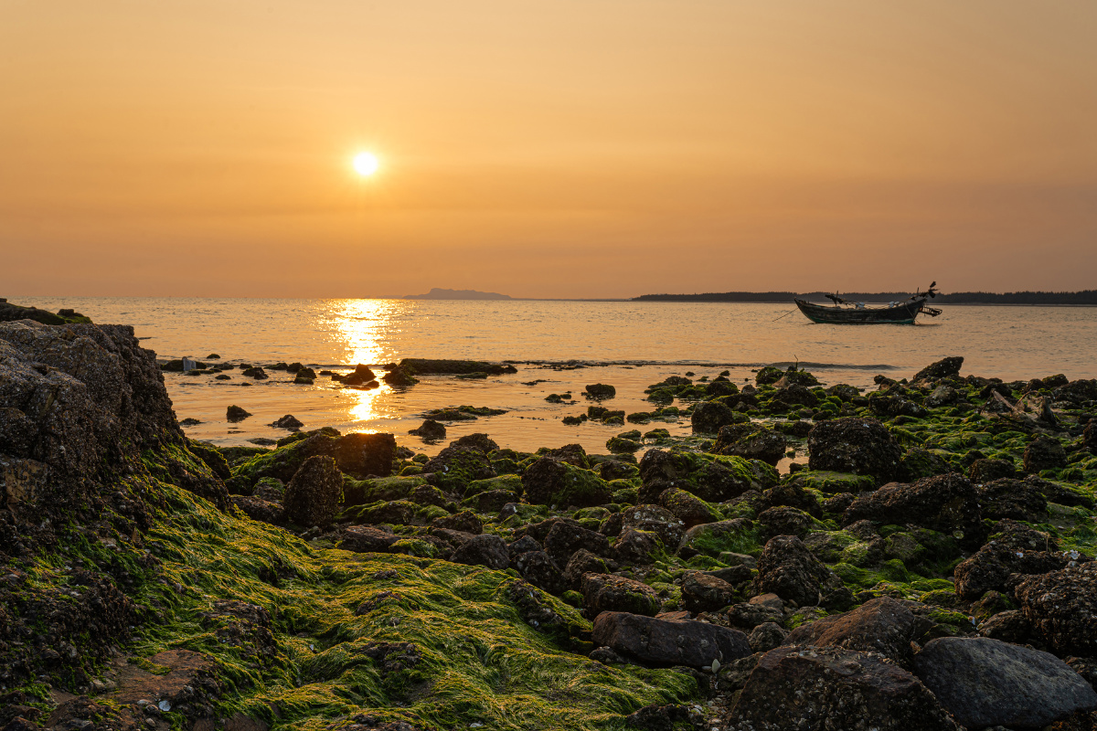茂名浪漫海岸礁石日落