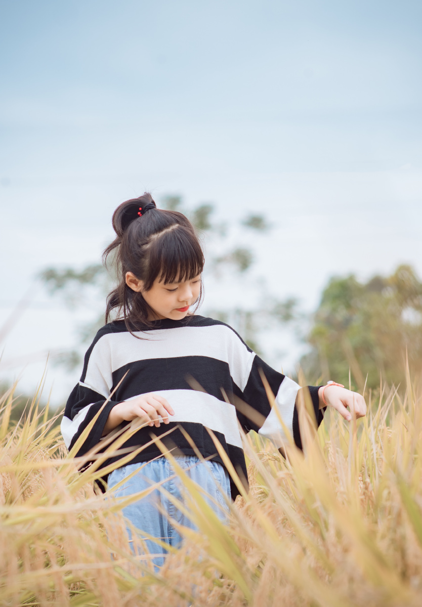 南方的深秋小女孩与田野