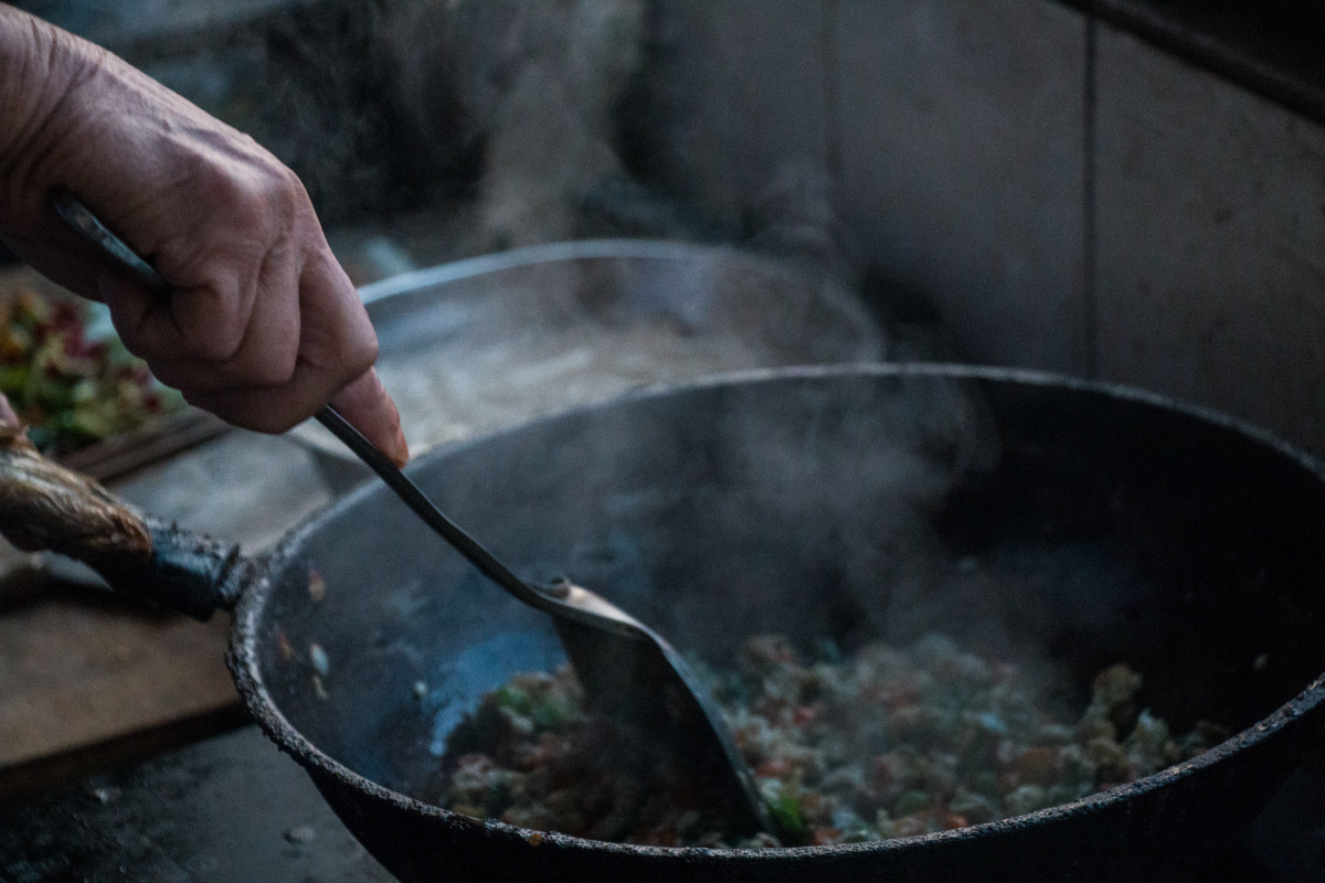 突然想从新拿起相机,看到爷爷在炒菜,就拍了一张