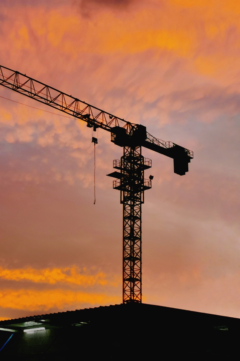 晚霞下的塔吊