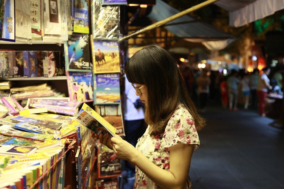静谧<br />
在人流如织的的成都锦里街 女孩在静静的阅读 时间好像在这一刻停止 世界忽然变得好宁静