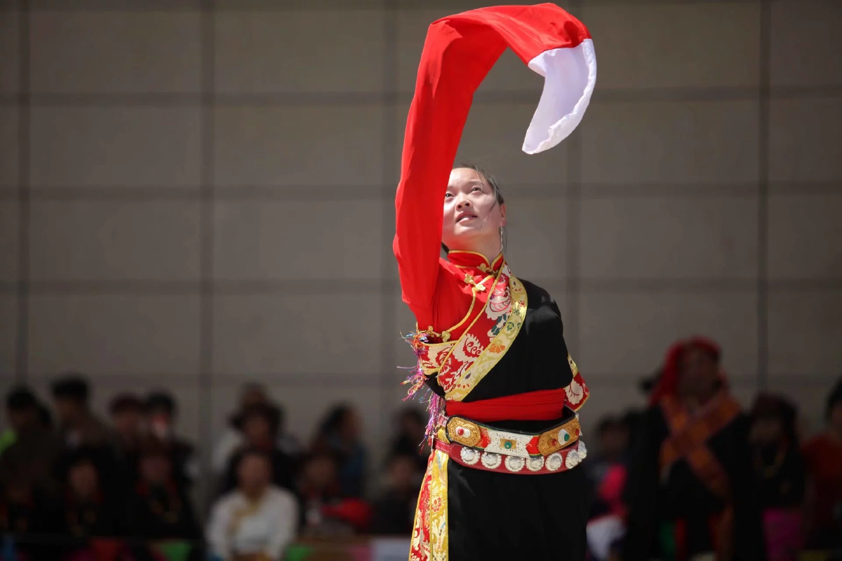 五彩锅庄舞之一一红色