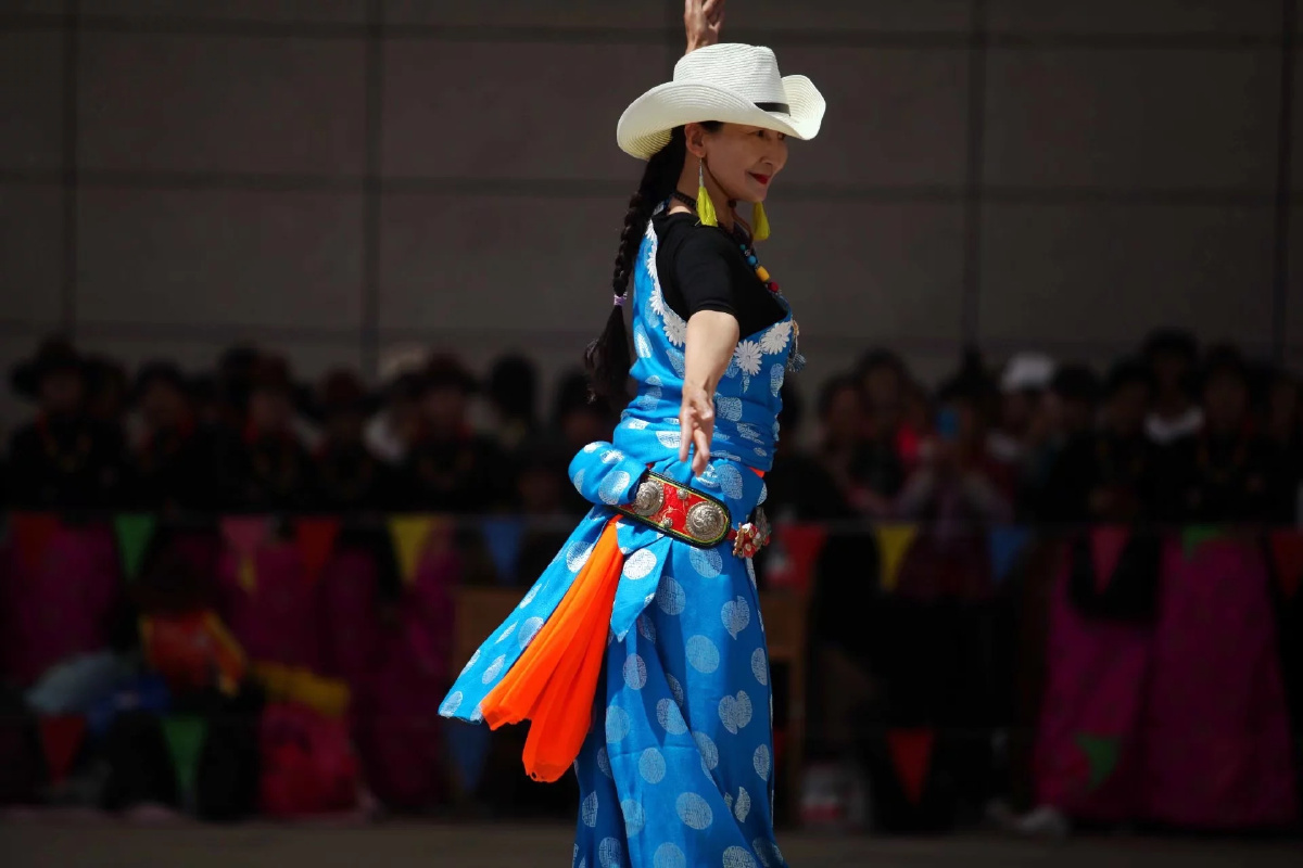 五彩锅庄舞之一一华锐藏族服饰展示