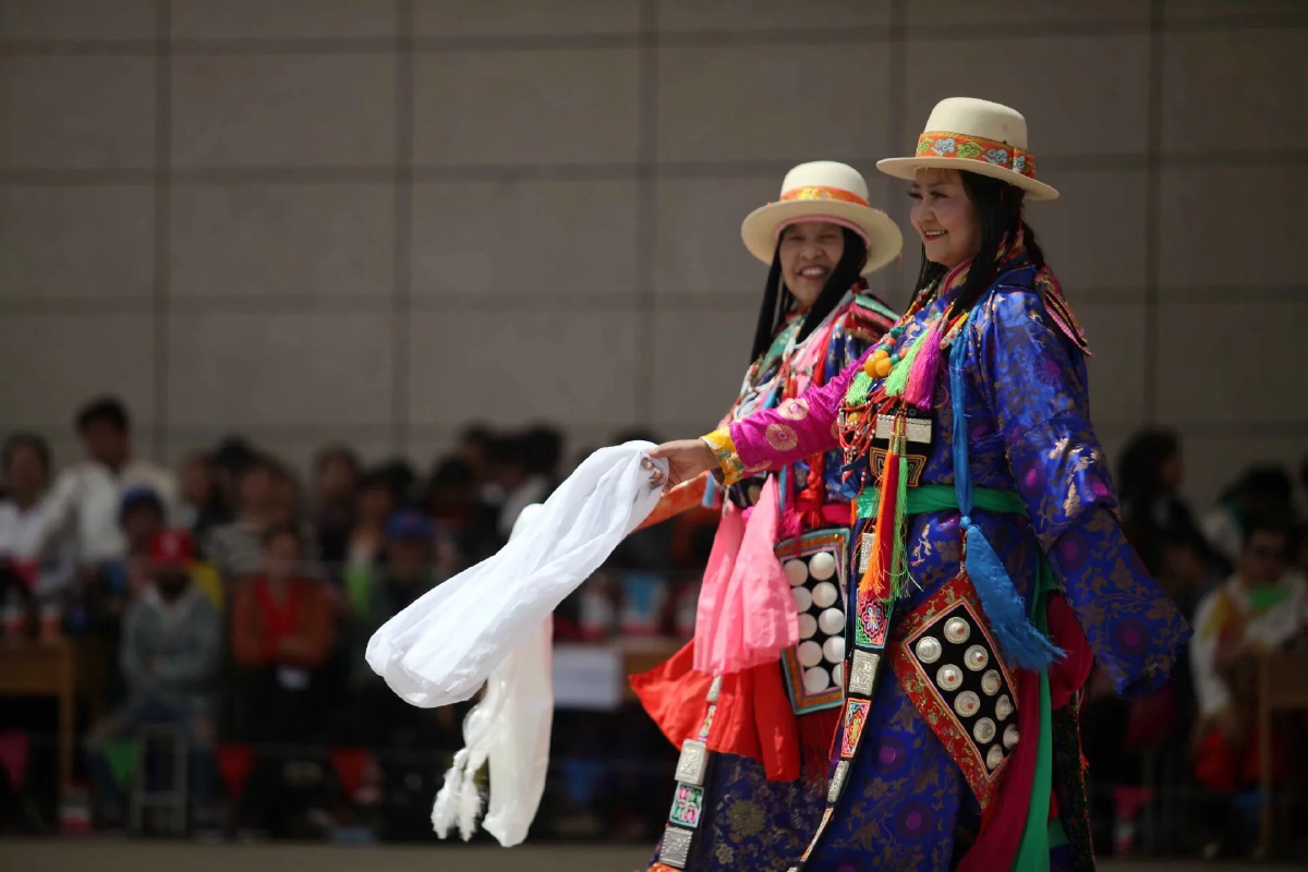 五彩锅庄舞之一一华锐藏族服饰展示