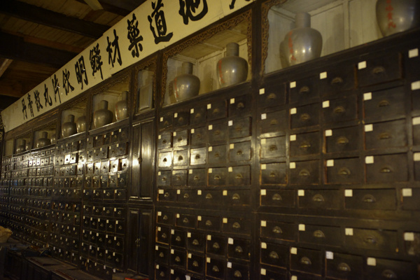 老中医坐堂的中药铺