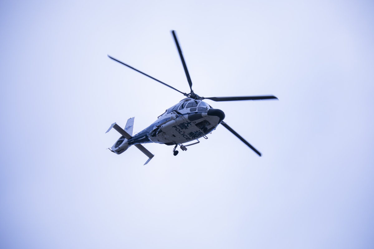 节日里的大连警用直升机巡逻在人民广场上空