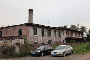 443957