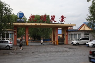 443980