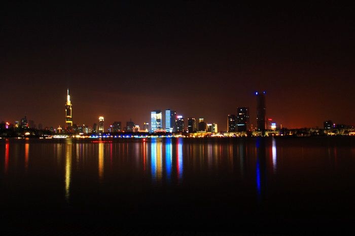璀璨<br />
夜，摄于南京火车站