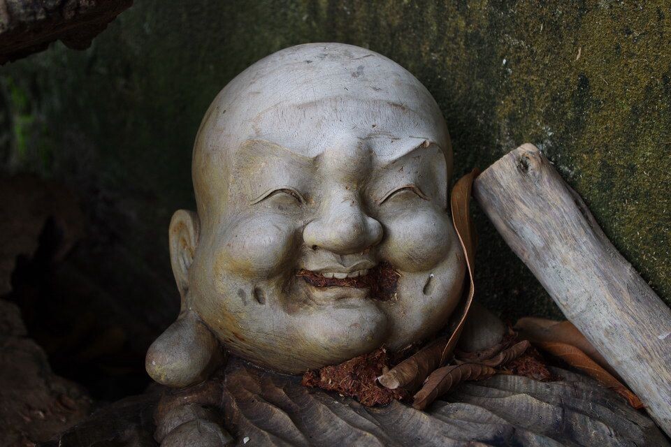 喜从心来<br />
缅甸木雕人家放在墙角的一个半成品，越看越喜欢，佛缘吧