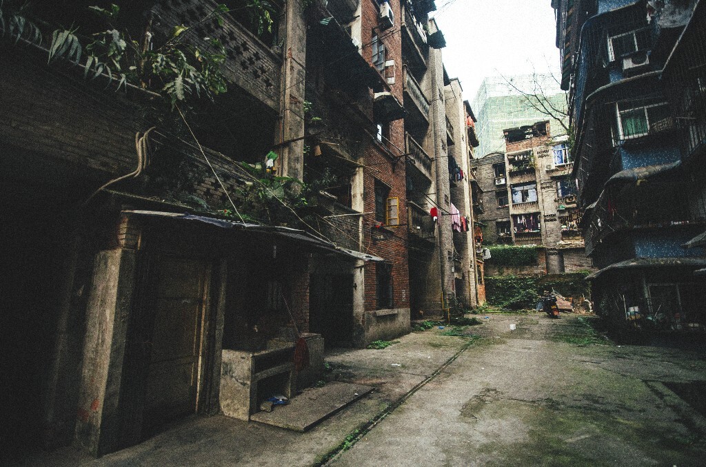 在岁月里慢慢变旧，旧得充满叙事性