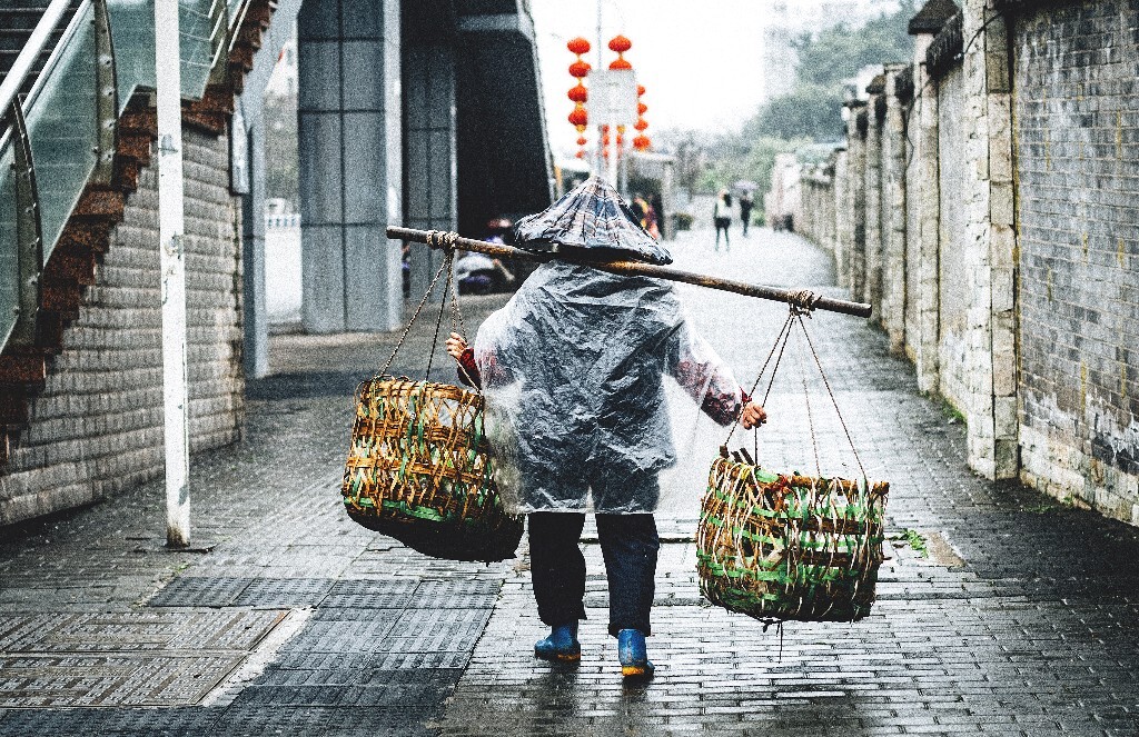 发现已经好久都没用相机拍过照了  罪过罪过  本想拿着相机出去逛逛  不料天公不作美  下起了大雨只能逼着回走  就看到了这么一幕