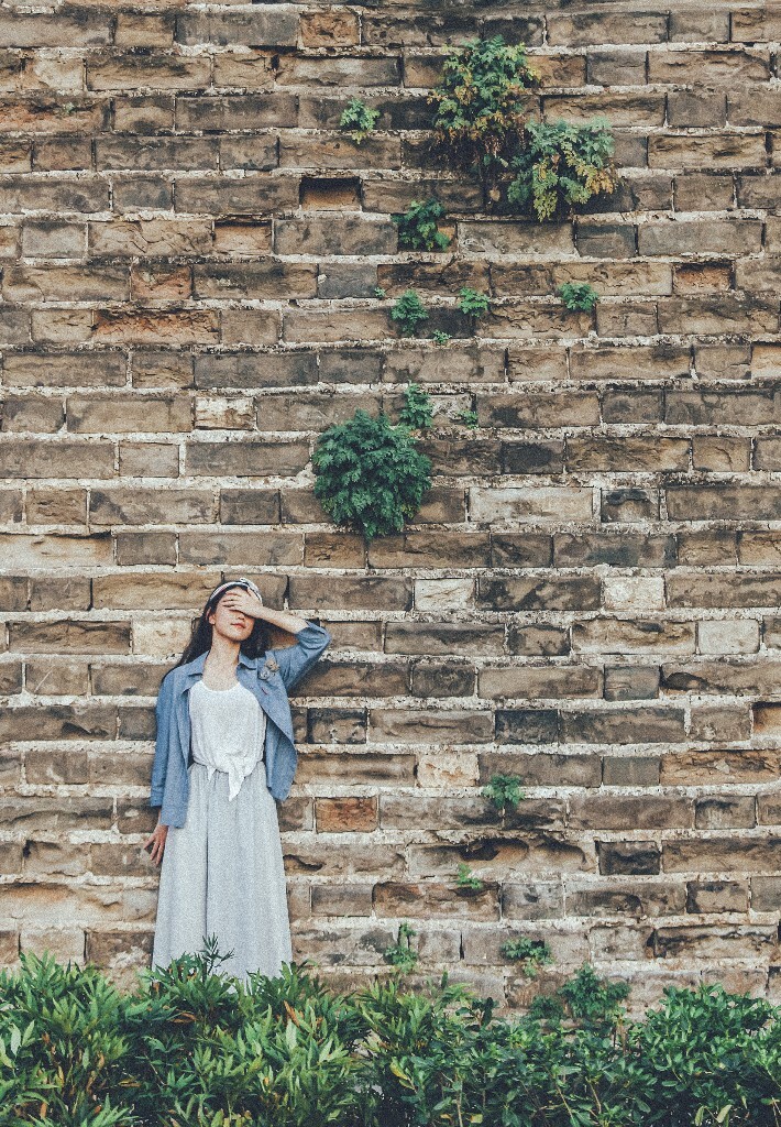 他说你任何为人称道的美丽，不及他第一次遇见你，时光苟延残喘无可奈何，如果所有土地连在一起，走上一生只为拥抱你——《南山南》