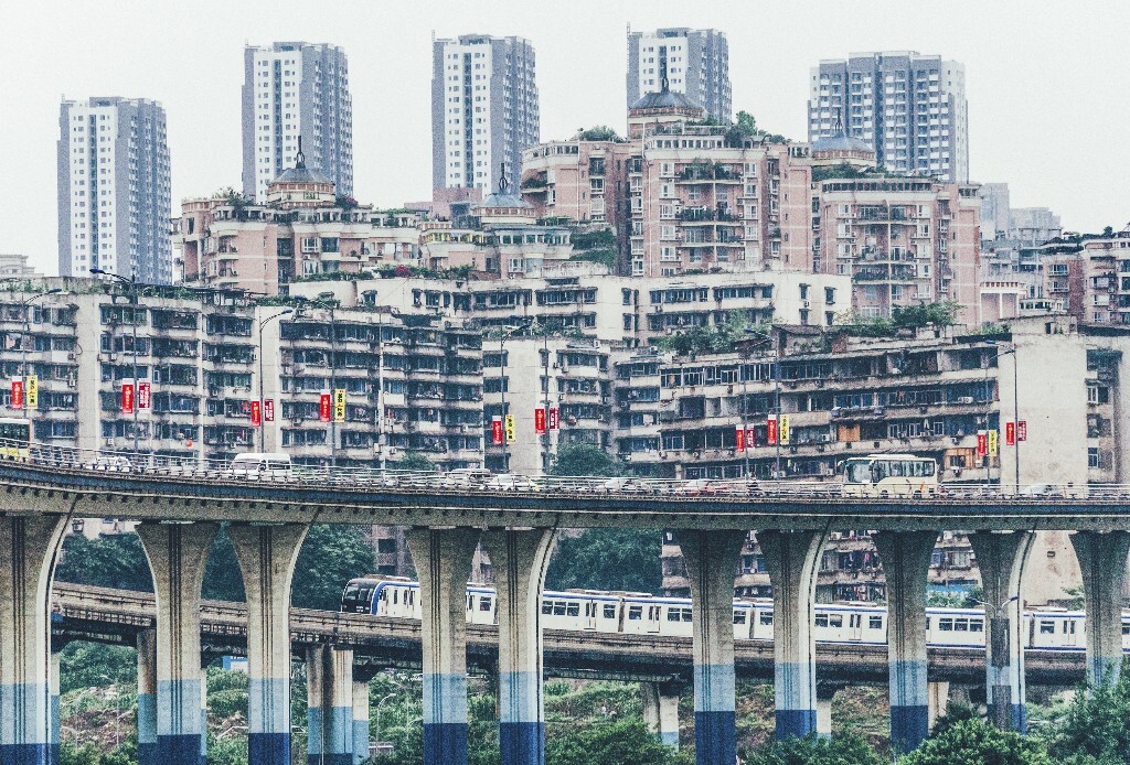 地势的原因造就独特重庆的轻轨，因为它是上能进山，下能穿楼，还过得了高架
