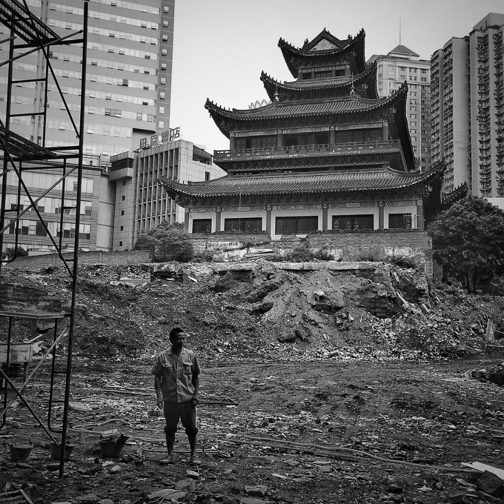 小时候只要跟妈妈去朝天门便会路过罗汉寺，记得小时候对里面格外好奇，对门外摊贩卖的巨型香惊叹不已。罗汉寺对于我的意义并非是看着我成长，而是见证了重庆的发展。