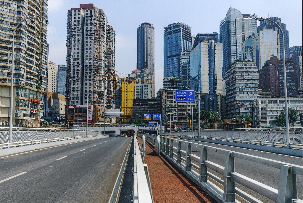 渝中与江北的沟通纽带，也许是通车不久或百度地图无法规划路线，所以除高峰期外车流量还不算大，与不远处拥挤的黄花园大桥形成鲜明对比