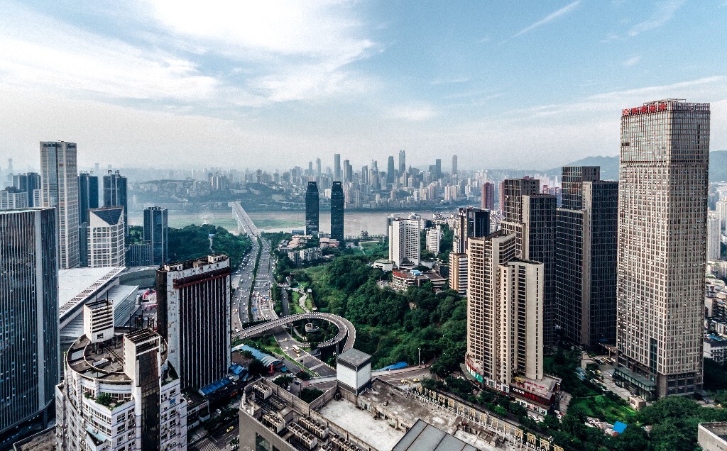 谁都向往自由与海阔天空，只是我们还不能忽略这一路上必须要承受的艰辛。现在说起的“沧桑”，也许在若干年后就只是闲来的一点谈资，毕竟，人生很长还有很多难关要闯，那就等我们垂垂老矣坐在摇椅上的时候，再来说这满身的沧桑吧