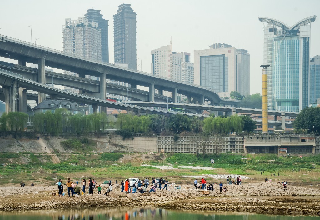   生活哦在那个是充满条条框框，各种约束，可曾想过翻越出去，那里有你我没见过的世界