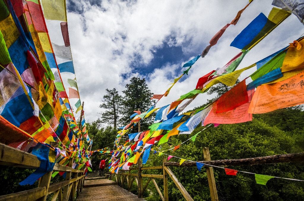 悬挂经幡是千百年来流传于藏民族地区的一种宗教习俗，有着自身修行、利益众生的功德。风每吹动一次经幡，就如同将上面的经文诵读了一遍。上苍诸佛保护一切制造和悬挂经幡的人们，哪里有经幡，哪里就有善良吉祥
