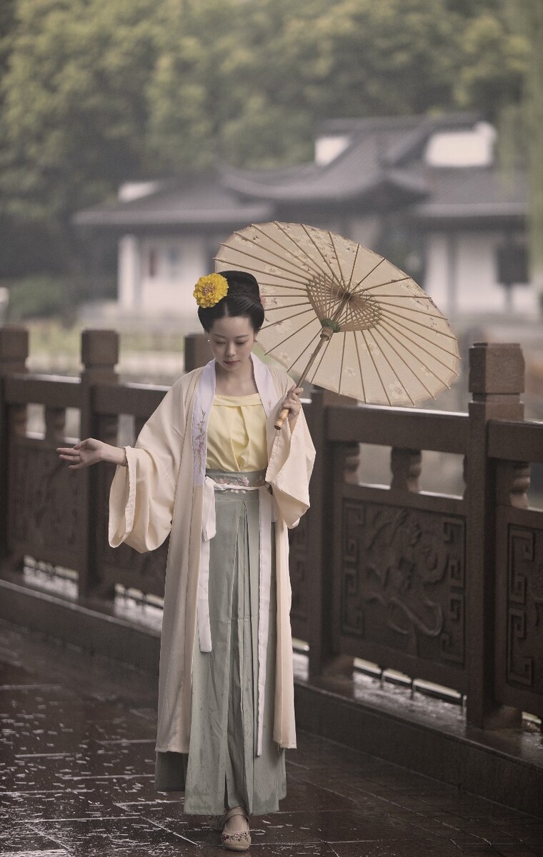 一组雨中古风汉服写真模特很敬业说就喜欢下74