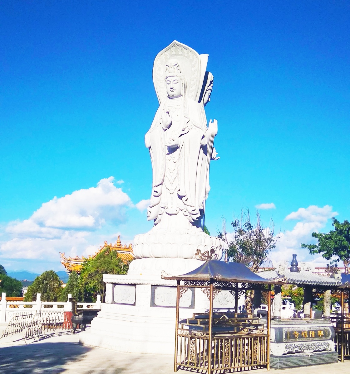 楚雄西山森林公园佛教圣地兴隆寺图片