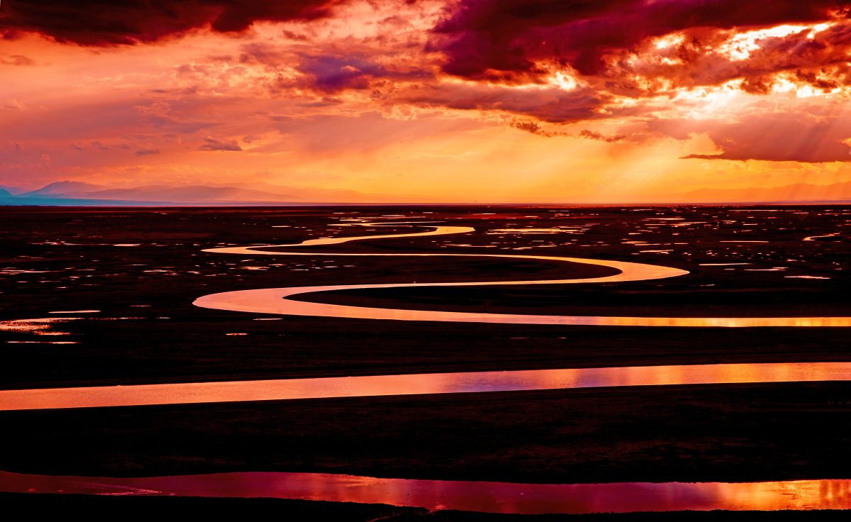 巴音布鲁克九曲十八弯日落时分