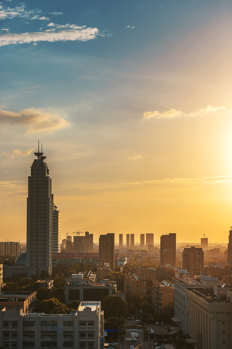 黄昏时的小城俨然有了大都市的感觉