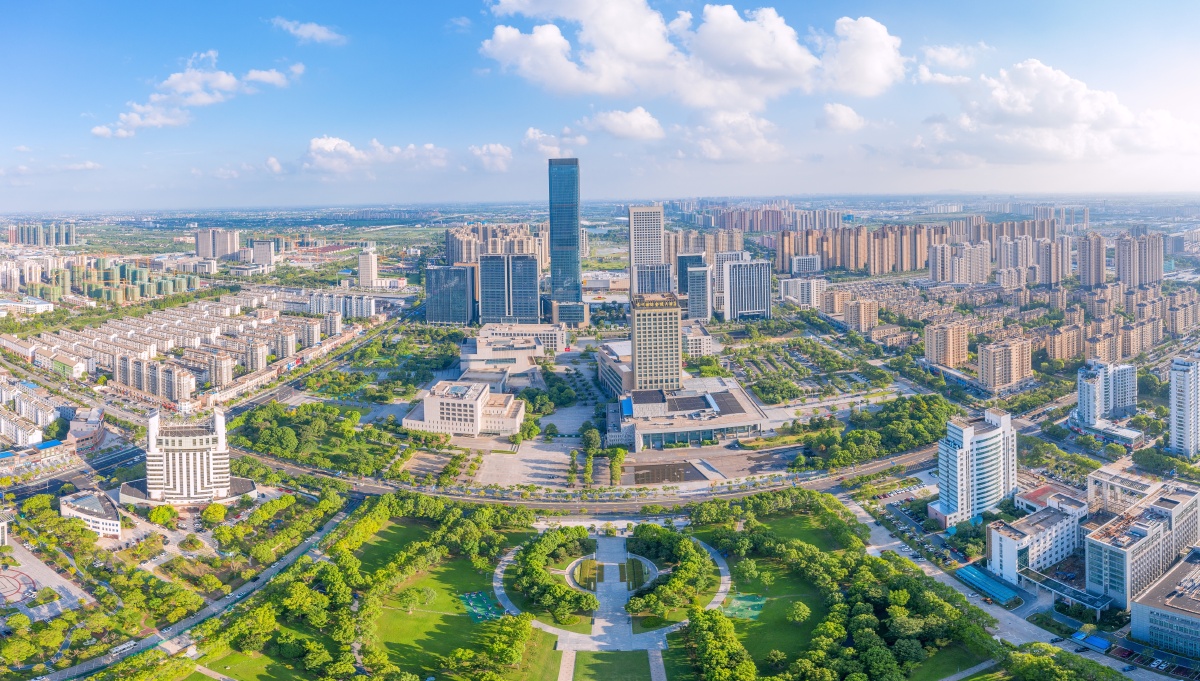 无论是包裹在如同仙境的晨雾里,还是沐浴在艳丽的晚霞中,都不愧是城市