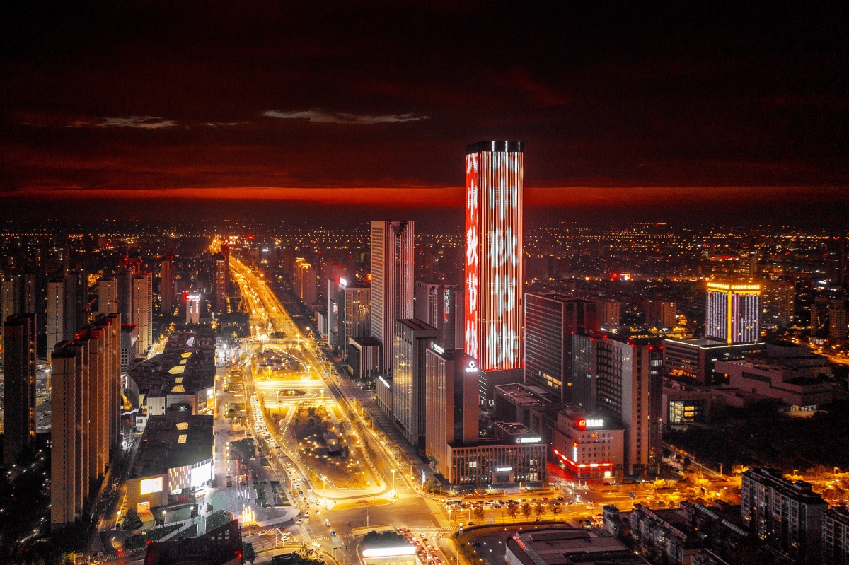 无论是包裹在如同仙境的晨雾里,还是沐浴在艳丽的晚霞中,都不愧是城市