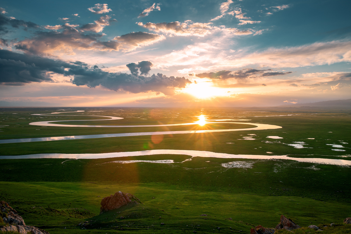 巴音布鲁克九曲十八弯日落时分