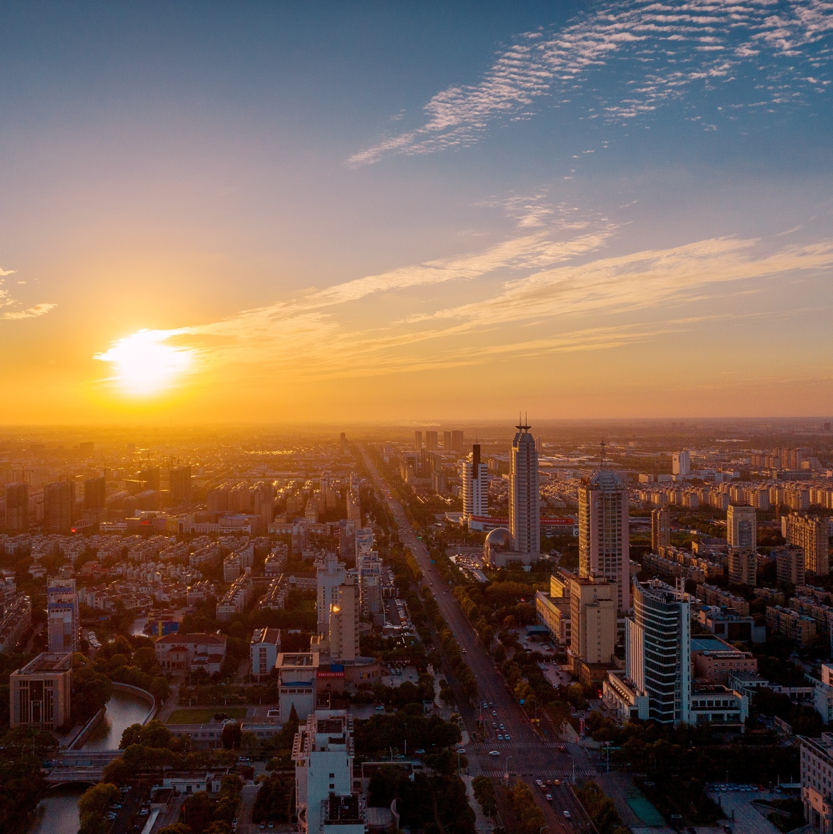 日出日落时分的城市建筑