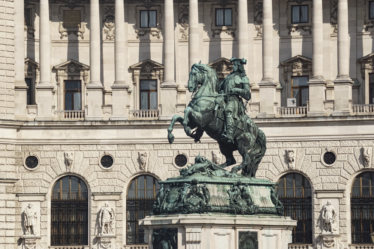 维也纳,宫殿前的青铜雕塑.