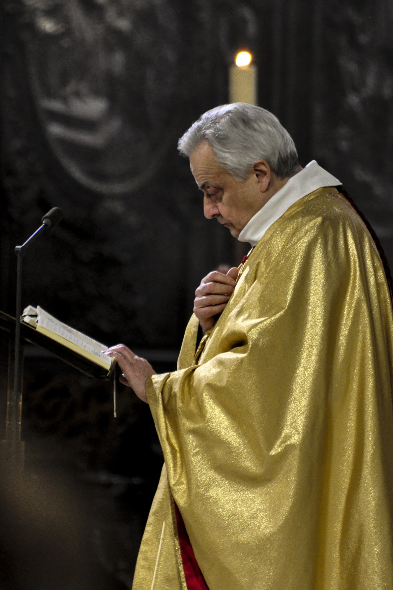 正在做弥散的主教