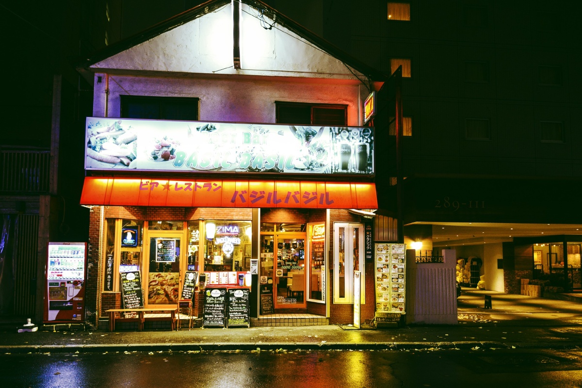 札幌的雨夜,路边的小酒吧.