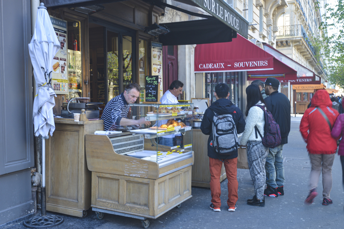 巴黎街头的面包摊.
