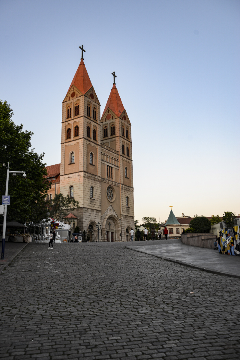 青岛,暮光里的圣弥厄尔教堂. - 雁渡寒潭在寒潭 - 图虫