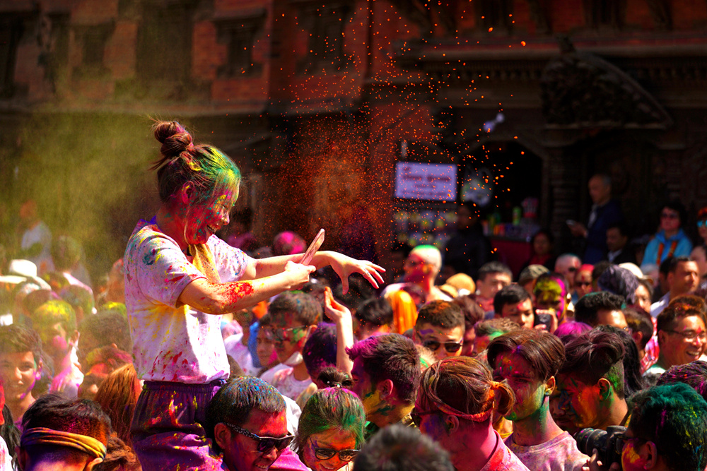 这是2017年3月11号在尼泊尔洒红节上,拍到人们狂欢在色彩
