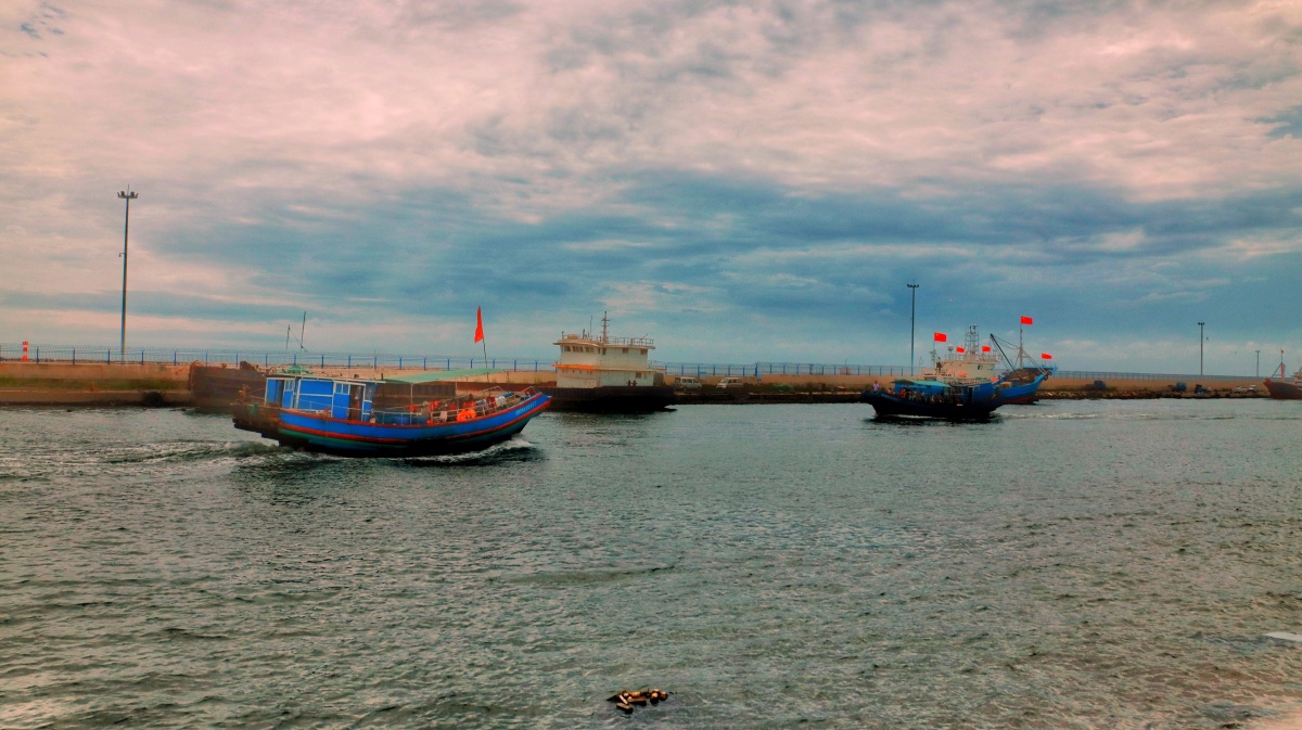 港口游记日月同辉立秋后港湾观光鱼上钩方才感叹暑难耐立码就到秋风口