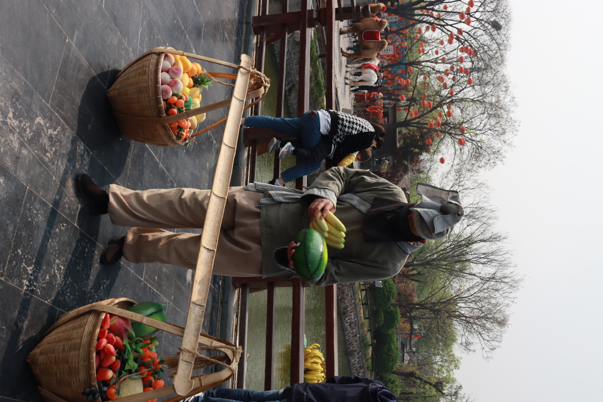 河南清明上河园街拍小贩卖货图 - 山诃