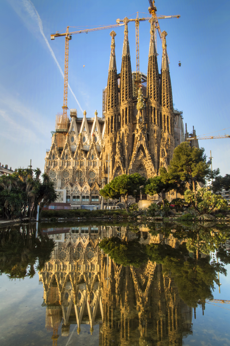 巴塞罗那圣家族大教堂日出倒影