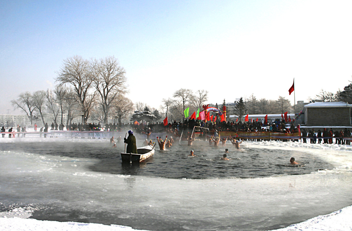 2010年元旦,长春南湖公园的冬泳者在零下三十度的气温里破冰