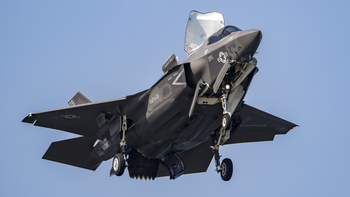 准备进入垂直降落状态的f35b隐形战斗机