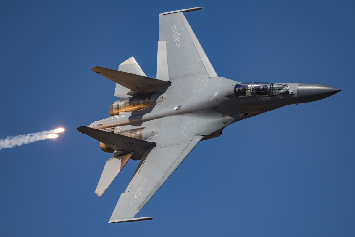 歼16多用途战斗机打弹图